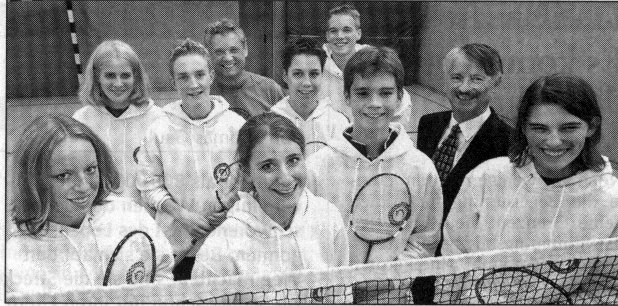 Das Badminton-Team der Gaußschule (von links): Sina Giesemann, Maike Sonnenberg, Robert Hintsche, Sportlehrer Karl-Heinz Olinski, Anne-Katrin Lillie, Alexander Ohk, Guido Radecker, Hannes Roffmann, Direktor Gernot Tartsch und Miriam Smolka. (Foto: Jörg Scheibe)