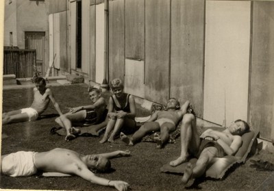 1960 vor der Badminton-Halle in Kolding (Dänemark)