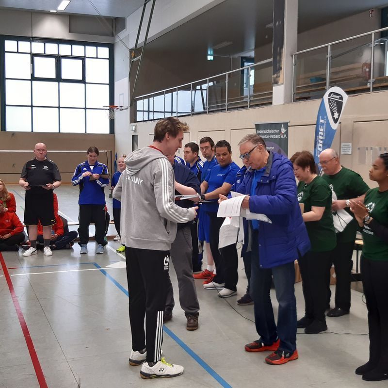 Nicklas Bartels wird von Hans Werner Niesner geehrt