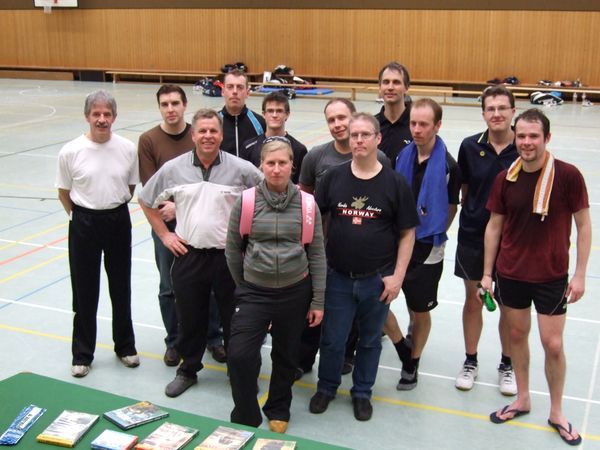 Die letzten Teilnehmer der Stadtmeisterschaften, die am Sonntagabend zur Siegerehrung noch in der Halle waren Die letzten Teilnehmer der Stadtmeisterschaften, die am Sonntagabend zur Siegerehrung noch in der Halle waren